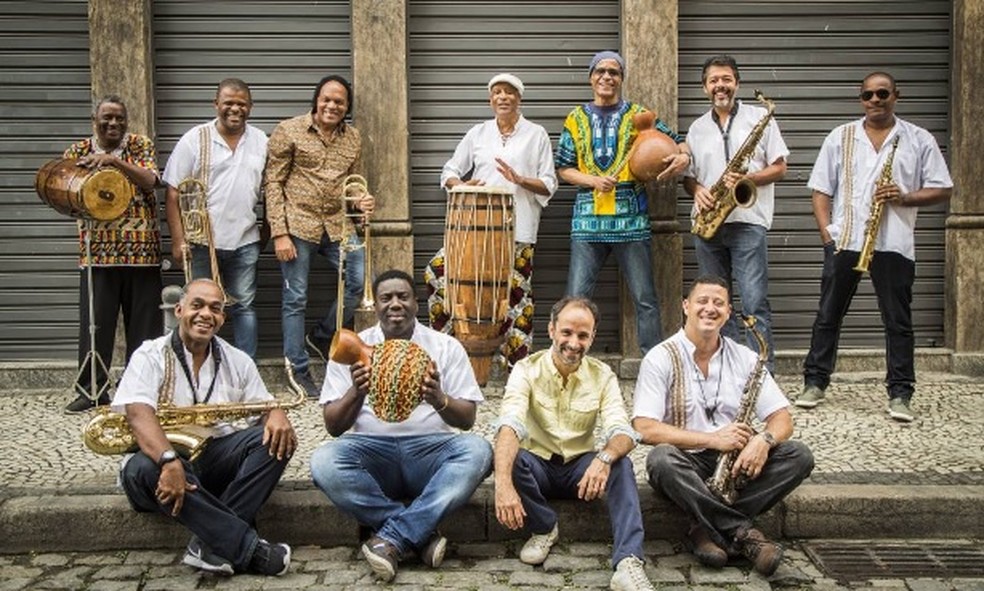 Carlos Negreiros (atrás, no atabaque) e a Orquestra Afro-Brasileira, em 2017 — Foto: Barbara Lopes / O Globo