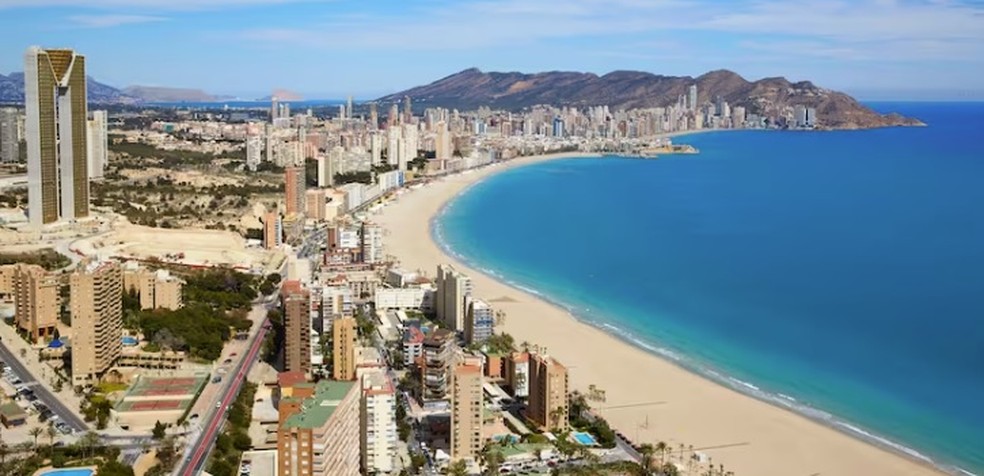 Praia na cidade de Benidorm, que fica a apenas 45 minutos do centro de Alicante — Foto: Shutterstock