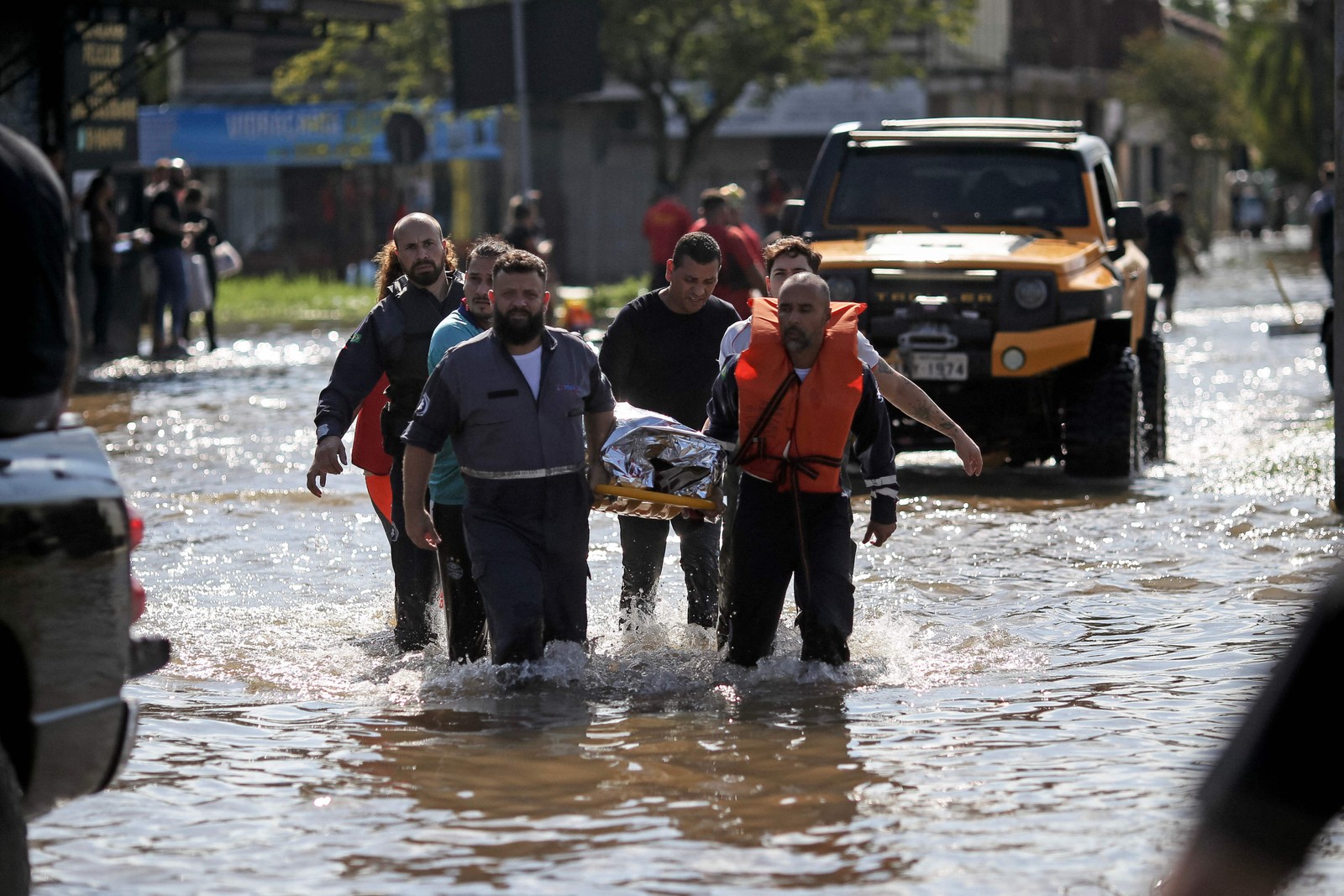 Uma mulher é transportada para um centro médico após ser resgatada no bairro Sarandi, em Porto Alegre, Rio Grande do Sul. — Foto: Anselmo Cunha / AFP