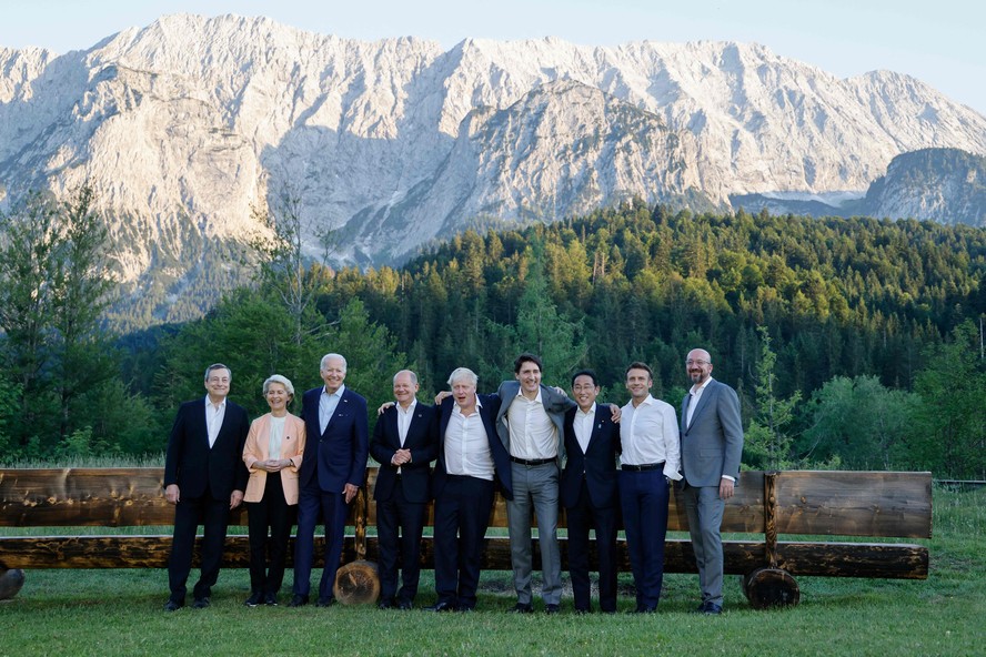 Líderes do G7 e representantes da União Europeia durante reuniçao de cúpula no castelo de Elmau, na Alemanha