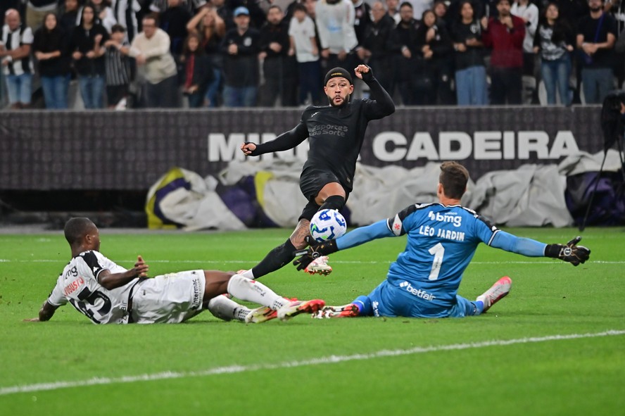 Memphis marcou o segundo gol do Corinthians