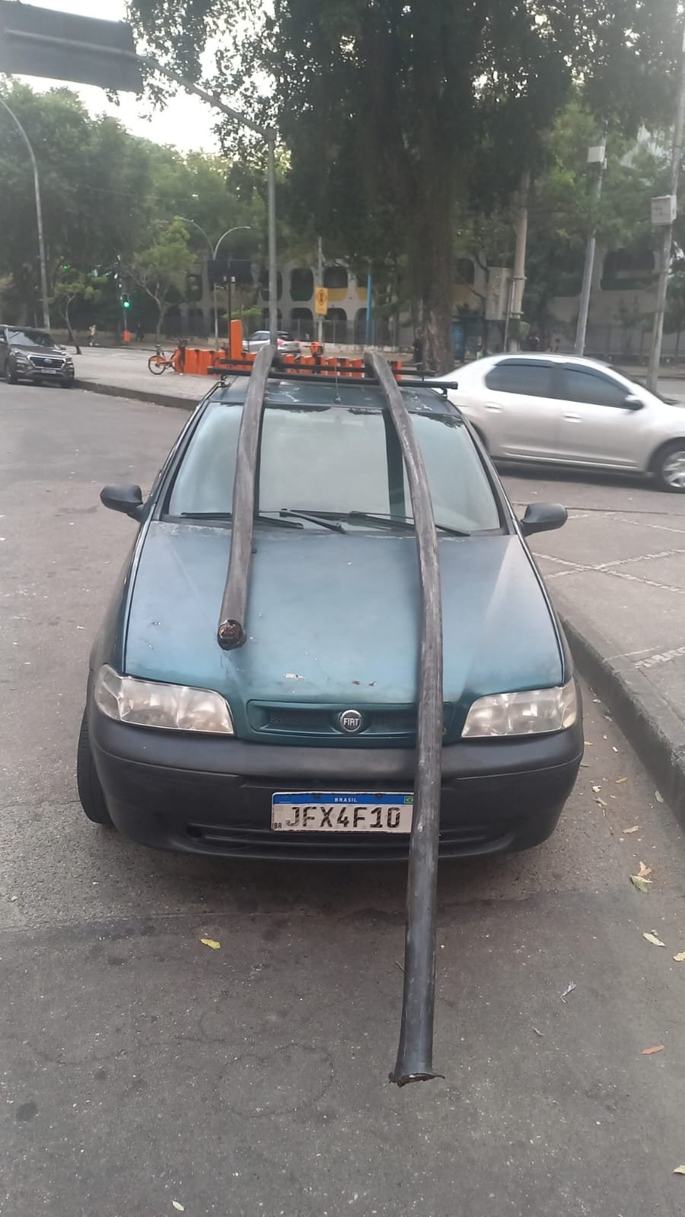 Carro usado pelos criminosos, com partes dos cabos sobre o veículo — Foto: Reprodução / X