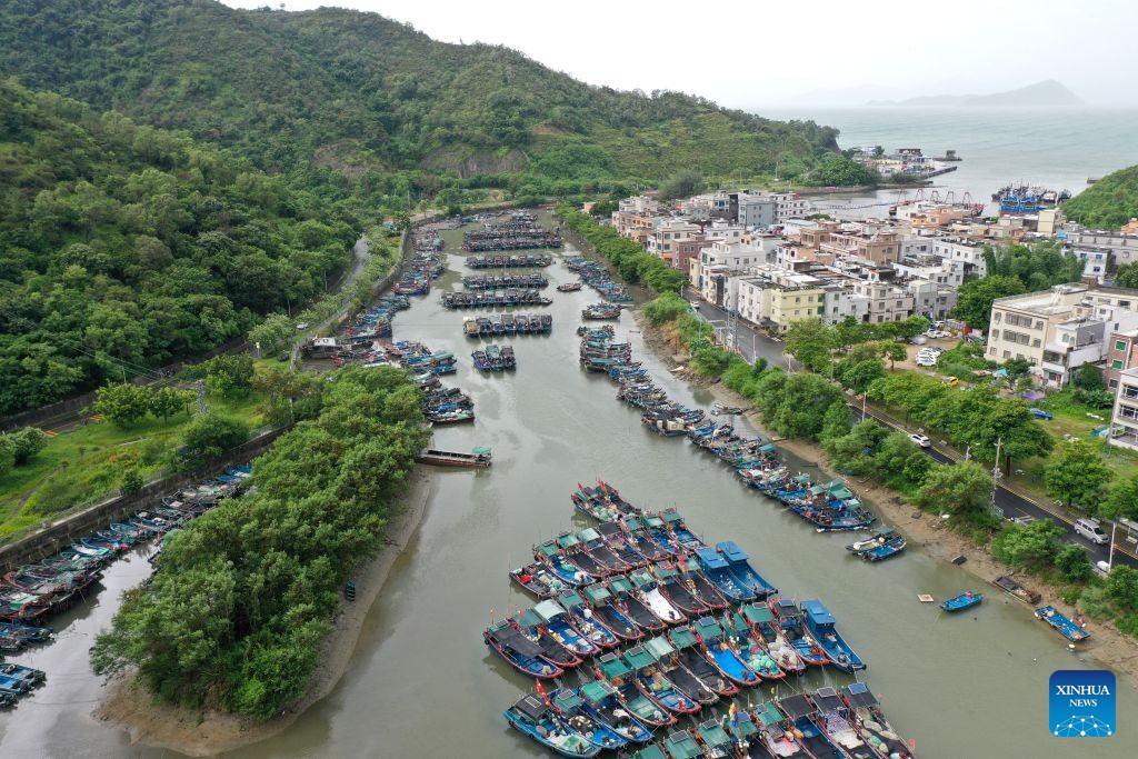 Ảnh chụp bằng drone ngày 25 tháng 7 năm 2026 cho thấy các tàu cá trú ẩn tại cảng ở Khu hợp tác đặc biệt Shenzhen-Shanwei, tỉnh Guangdong, miền Nam Trung Quốc, do bão Noul đang đến gần (Ảnh: O Globo).