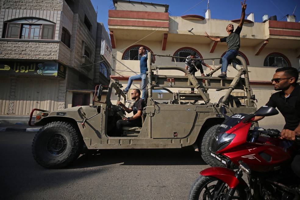 Palestinos retornam &agrave; Cidade de Gaza dirigindo um Humvee israelense que foi apreendido depois que militantes entraram em Israel por terra em 7 de outubro de 2023 &mdash; Foto: MAJDI FATHI / AFP