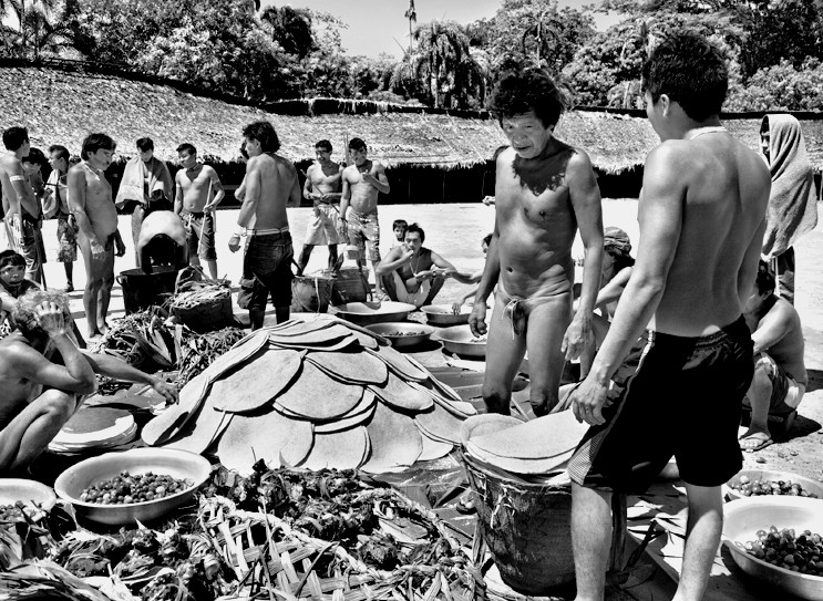 Registro de Sebastião Salgado da etnia ianomâmi, na Amazônia, em 2014 — Foto: Agência O Globo/Sebastião Salgado