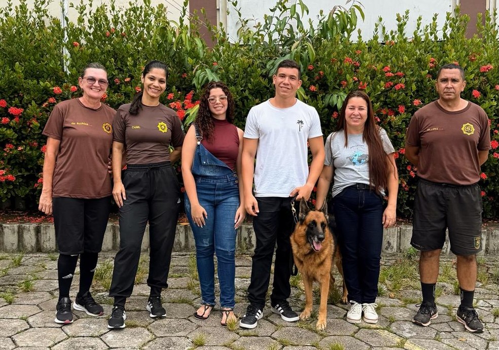 Fuzileiro naval Renan de Sousa e a fam&iacute;lia ao lado do pastor alem&atilde;o Nestor, na despedida do canil da Guarda Municipal &mdash; Foto: Divulga&ccedil;&atilde;o / Guarda Municipal