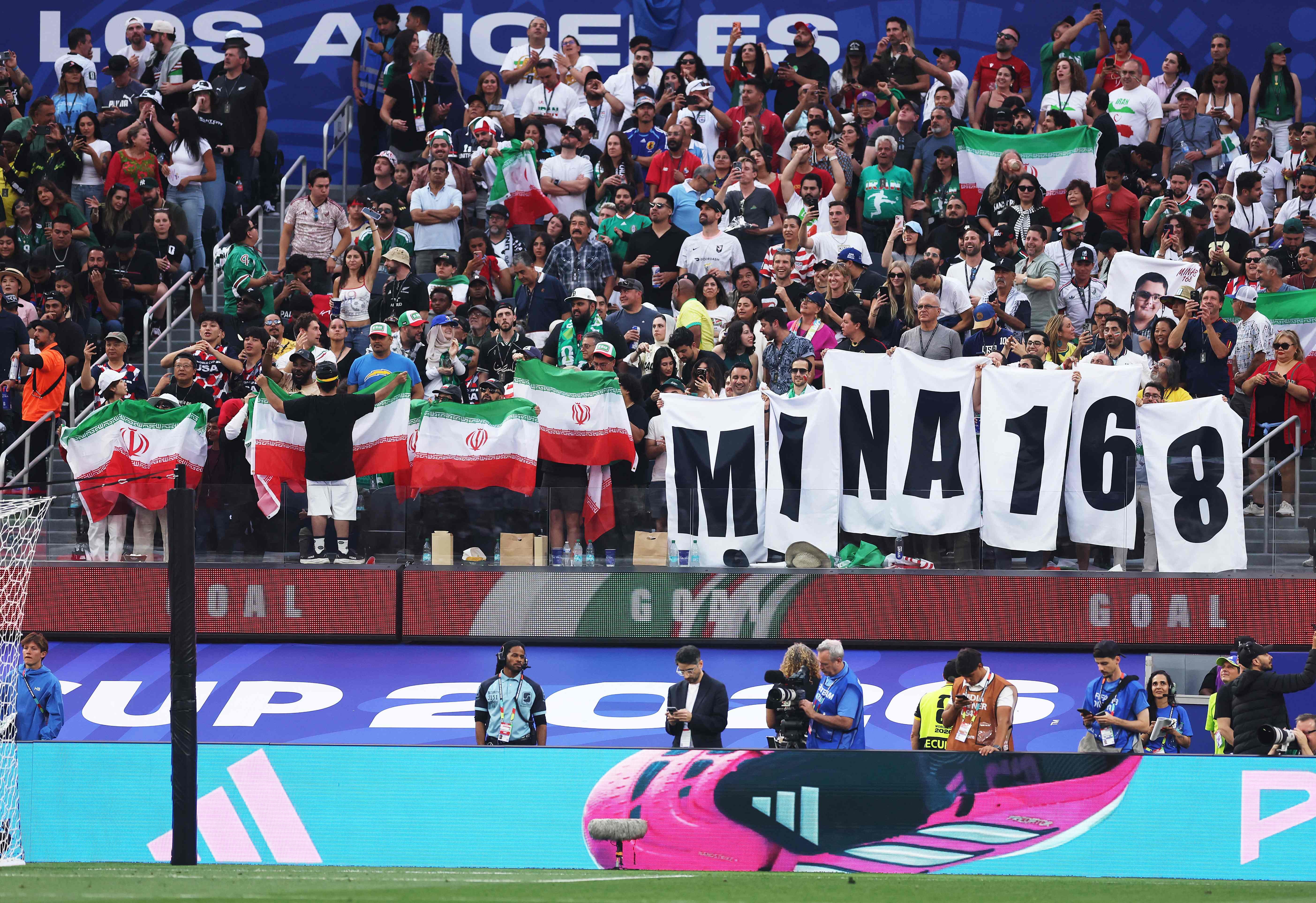 Imprensa estatal do Irã mostra homenagens a 'mártires' e a aiatolá morto pelos EUA em estreia na Copa do Mundo