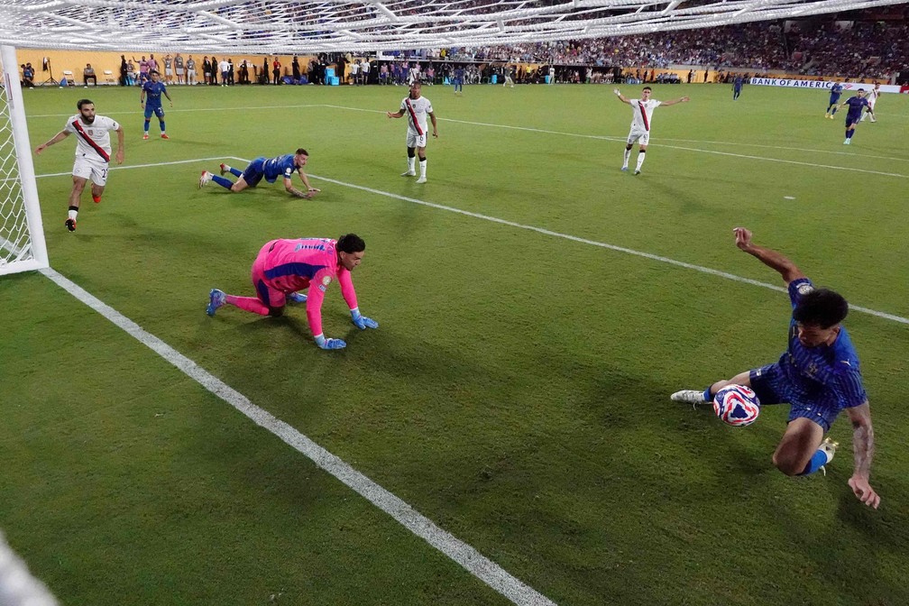 Marcos Leonardo se joga na bola — Foto: Francois Nel/Getty Images/AFP