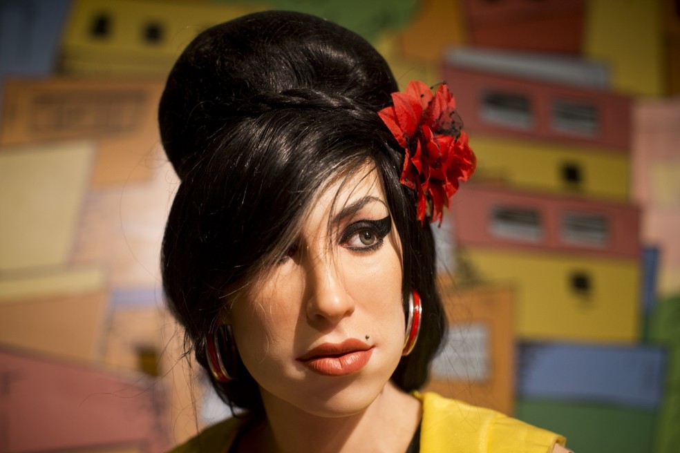 Réplica em tamanho real da cantora Amy Winehouse no AquaRio — Foto: Márcia Foletto 