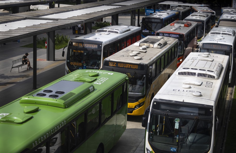 Currently, each bus company has its own visual identity. With the new call for tenders, its days are numbered — Photo: Márcia Foletto / Agência O Globo / 07-15-2025