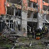 Bombeiros inspecionam prédio atingido por foguete russo em Kharkiv - SERGEY BOBOK / AFP