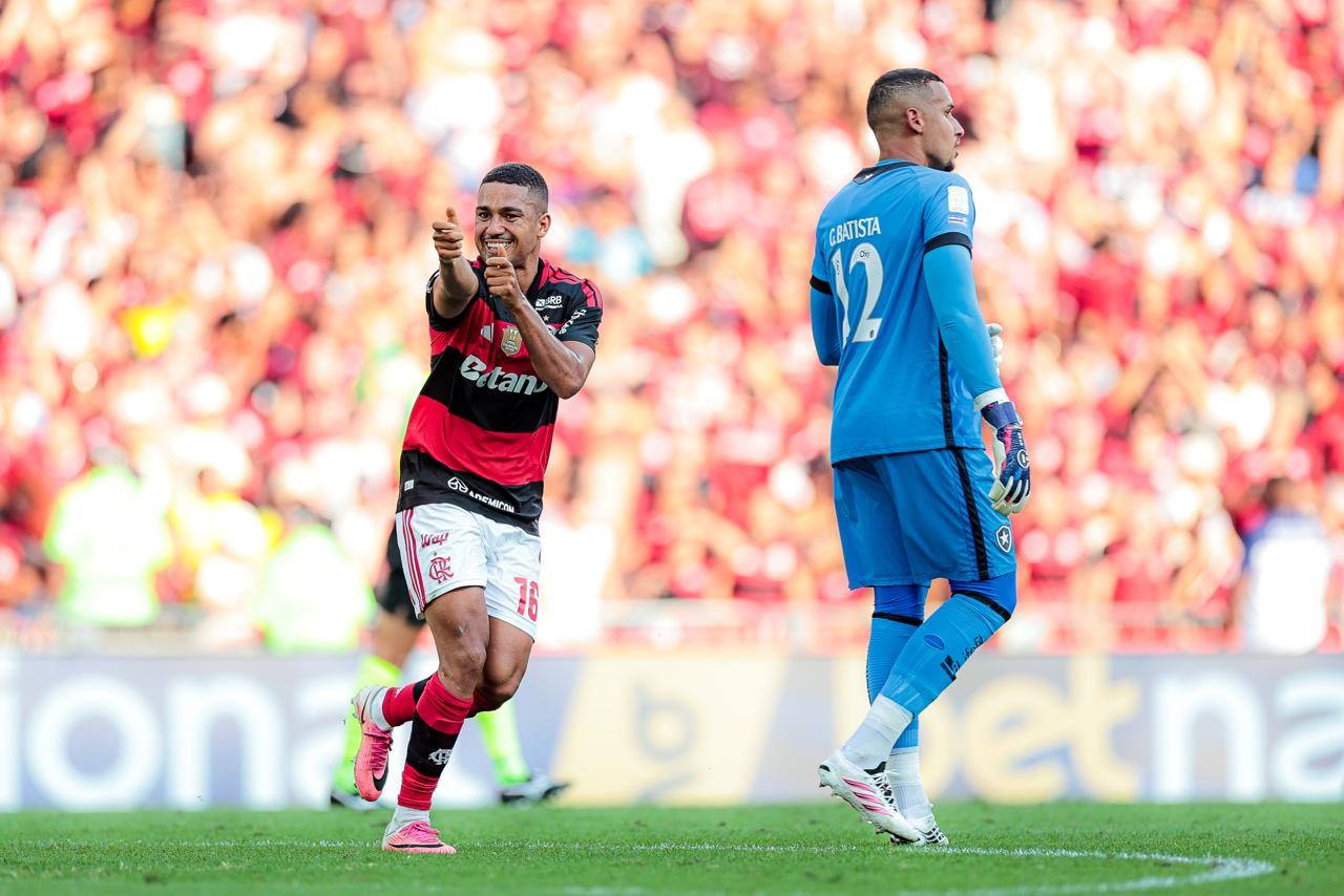 Flamengo deixa os gols para o fim e vence o Botafogo com a marca de Samuel Lino - QTU Questões do Universo