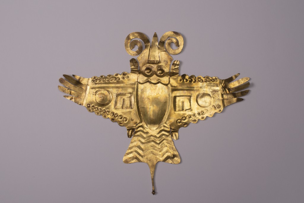 Representa uma figura ornitomorfa com asas estendidas. Ouro.  Cultura Nasca, Costa Sul do Peru 200 a.C – 400 d.C — Foto: Divulgação/Agência Galo