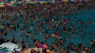 Banhistas aproveitam a praia da Macumba, zona oeste do Rio de Janeiro, no dia 24 de setembro de 2023, durante uma onda de calor que registrou 39,9 graus. — Foto: AFP