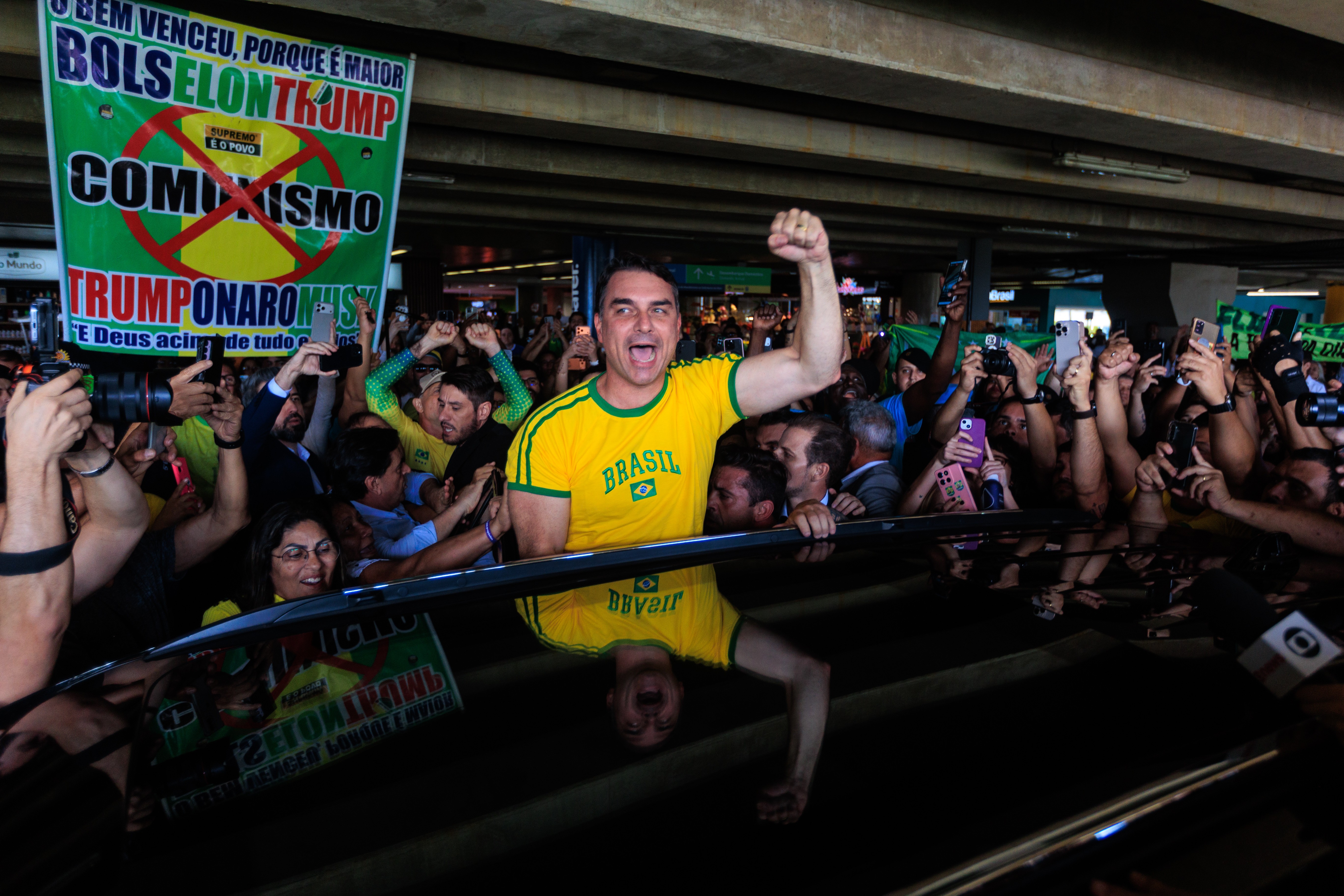 Aliados de Flávio repetem estratégia de campanha de Bolsonaro e mobilizam recepção de apoiadores em aeroportos