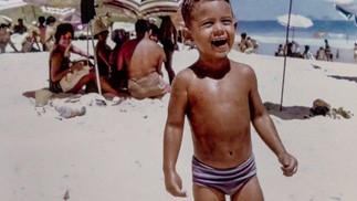 Imagem de Cazuza criança, aos 4 anos, em 1962, na Praia de Ipanema, no Rio de Janeiro — Foto: Reprodução/Acervo Lucinha Araujo