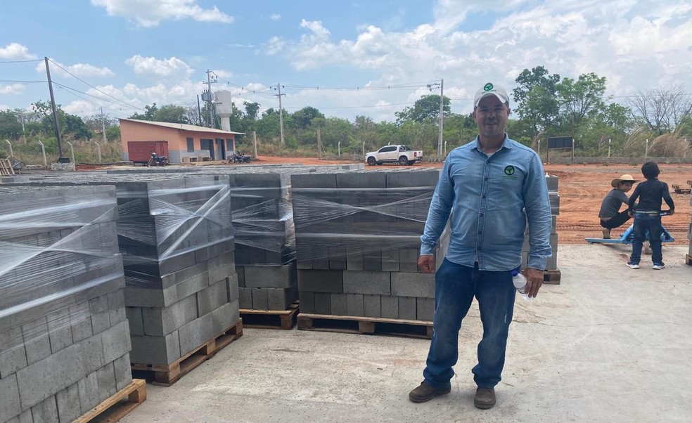 Alex Alves Macedo trocou o ofício de educador pela produção de concreto que reutiliza o plástico — Foto: Acervo pessoal