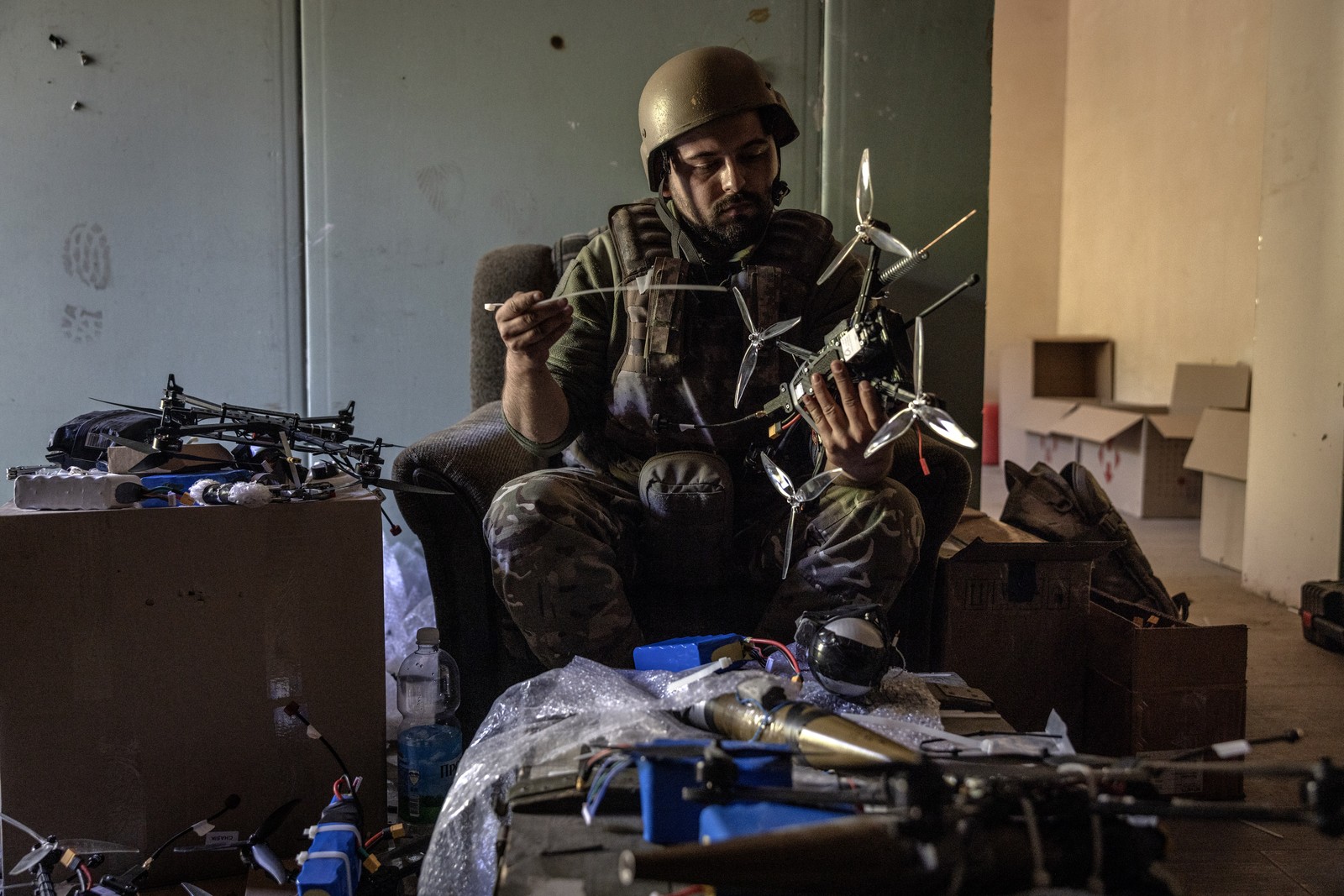 Soldado na região nordeste de Kharkiv, na Ucrânia, prende explosivos a um drone para uma missão de ataque a um alvo russo — Foto: Finbarr O'Reilly/The New York Times