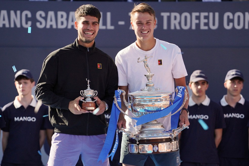 Alcaraz ficou com o vice e Rune foi campeão ATP 500 de Barcelona — Foto: MANAURE QUINTERO / AFP