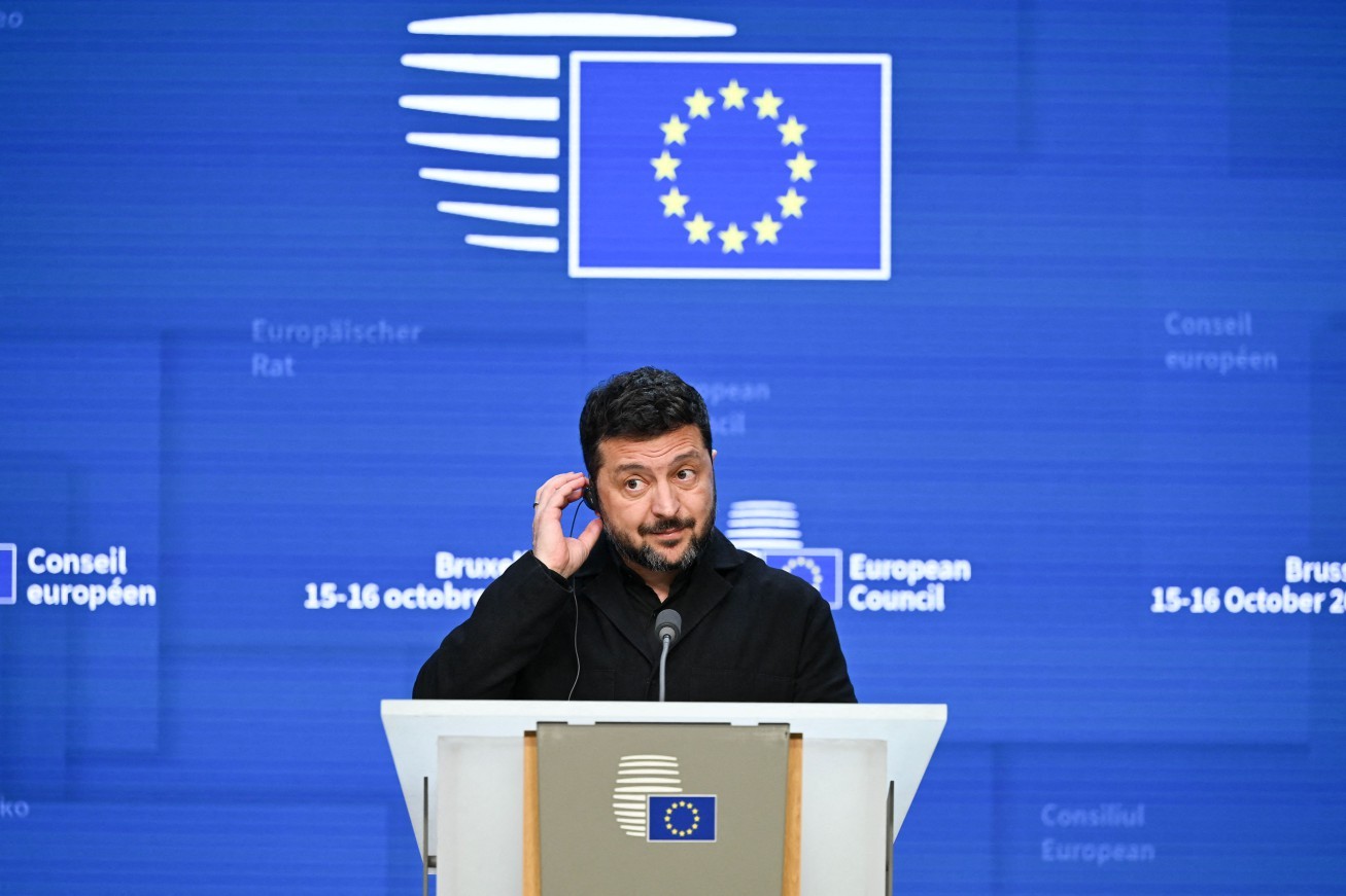 'Esta é a minha resposta': Zelensky sorri e mantém silêncio ao ser perguntado se Trump o usa como 'bode expiatório'; vídeo