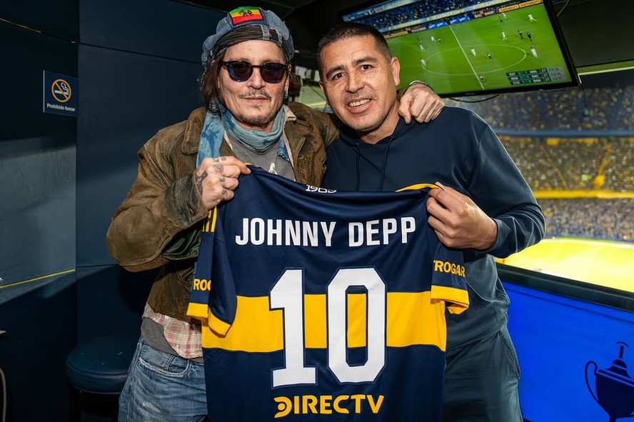 Astro de Hollywood, Johnny Depp assiste jogo do Boca Juniors na Bombonera