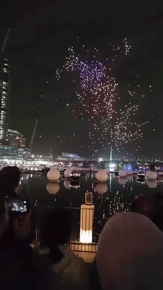 Maior show de drones da Austrália é suspenso após falha no sinal causar 