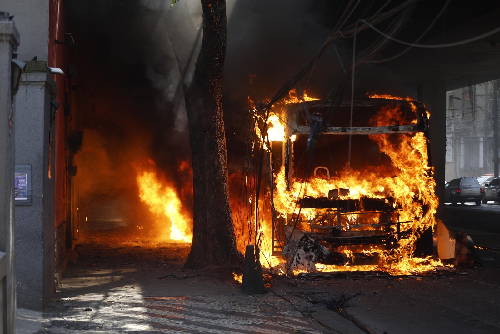 Chefe do tráfico do Morro dos Prazeres é morto pelo Bope em operação nas comunidades da região central para reprimir crimes relacionados a roubos de veículos e tráfico de drogas. Na foto, ônibus pegando fogo na Avenida Paulo de Frontin, acesso ao túnel Rebouças — Foto: Gabriel de Paiva/ Agência O Globo