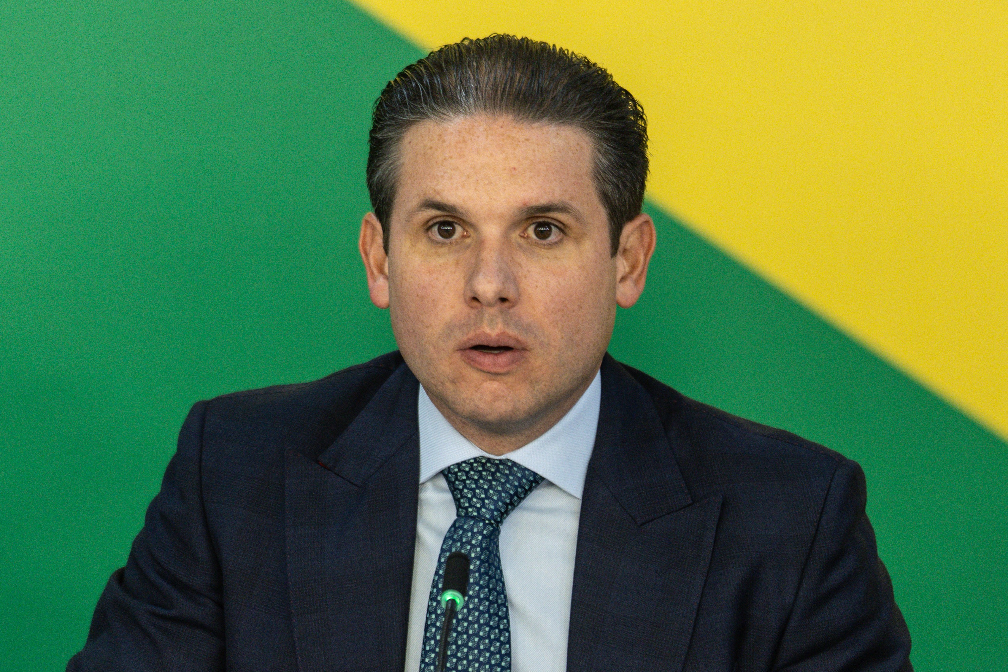 Motta discursa durante promulgação do fim da escala 6x1