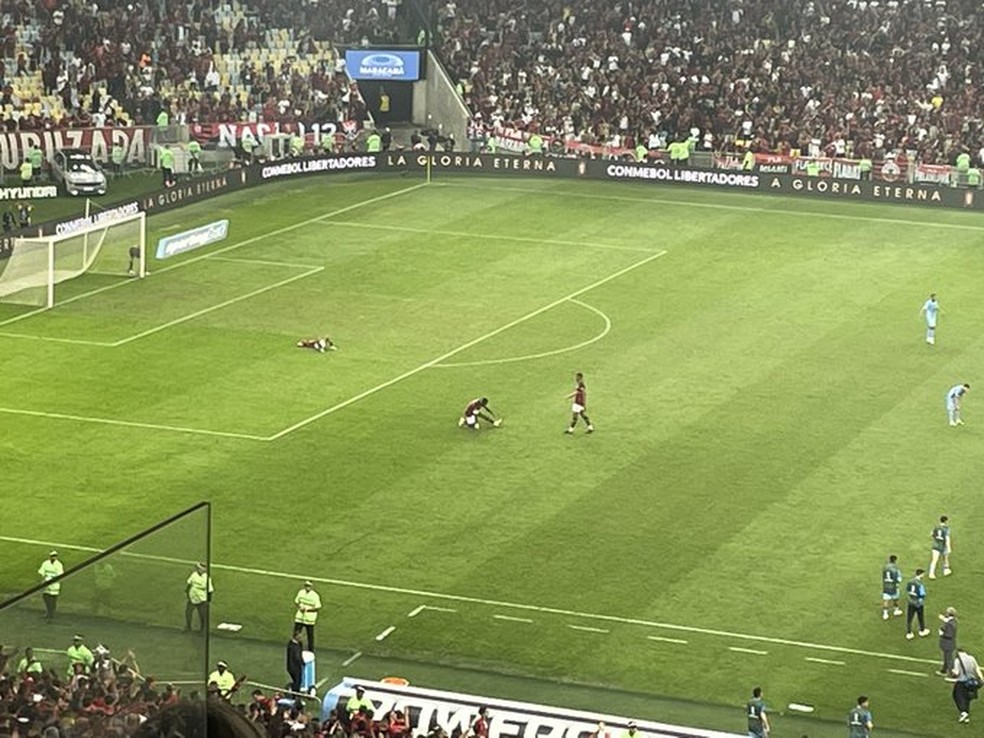 Com dores, Gerson tenta alongar a perna esquerda. Jogadores do Flamengo terminaram a partida exaustos — Foto: João Pedro Fragoso