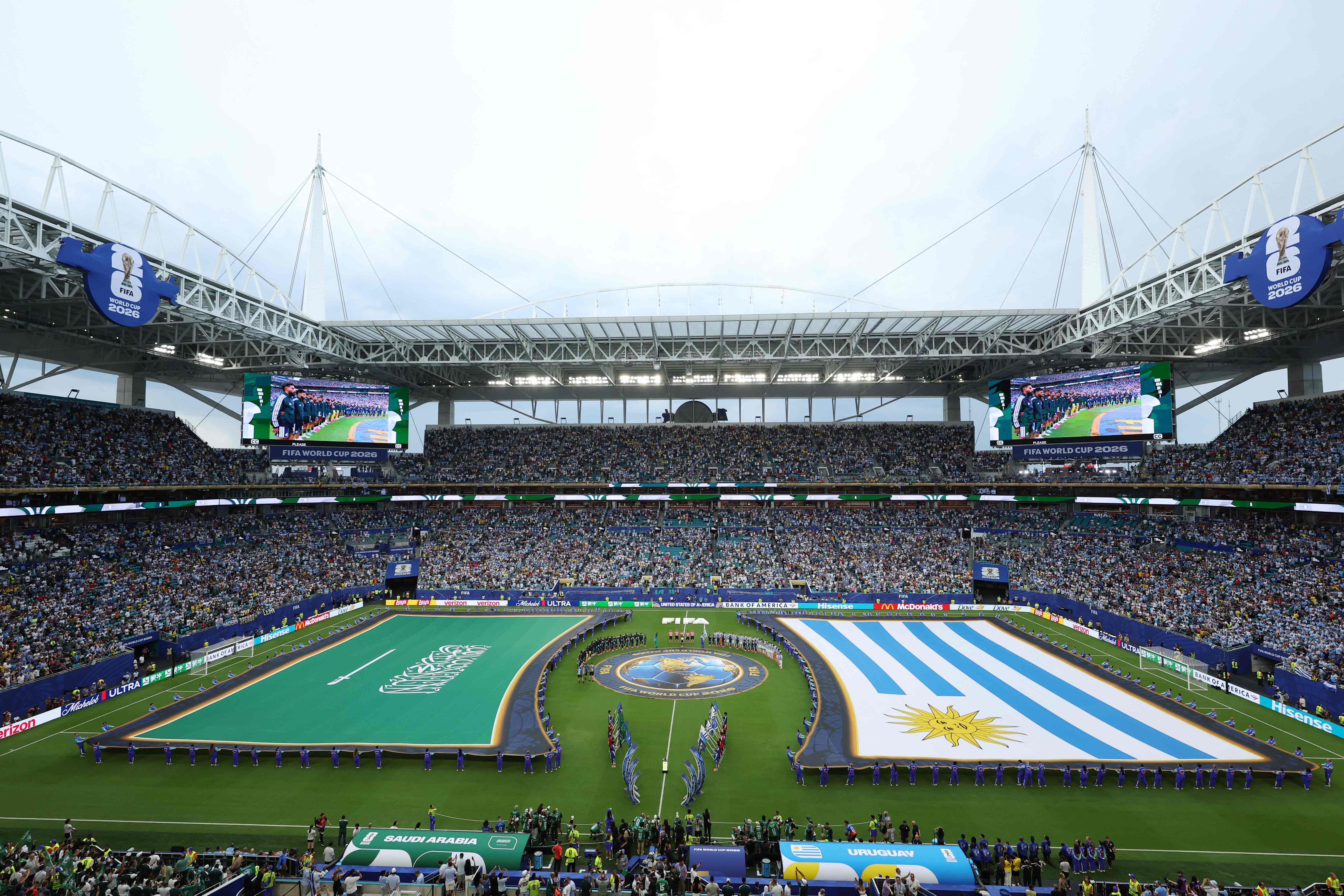 Bandeiras de Arábia Saudita e Uruguai foram as únicas que não ficaram no chão nesta Copa; entenda por quê | Copa do Mundo 2026