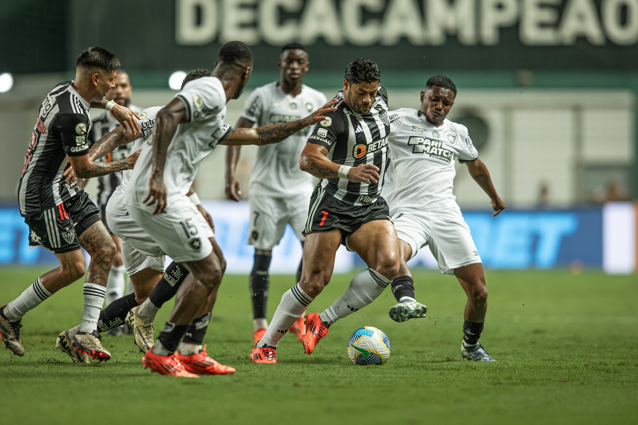 'Ele não deu cinco chutes na seleção, eu passei sete anos. Tem que ter respeito', diz Hulk sobre Luiz Henrique, do Botafogo