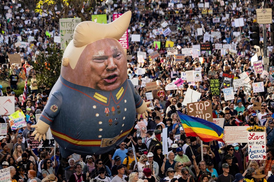 Balão com a imagem do presidente dos EUA, Donald Trump, durante protesto contra o governo em Los Angeles