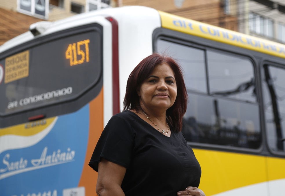 A pilotista Maria Neves, de 56 anos, diz que, assim como as letras dos ônibus, "ninguém sabe o que é" sua profissão; ela embarcou no 415T (Caxias—Barra da Tijuca) — Foto: Fabio Rossi / Agência O Globo