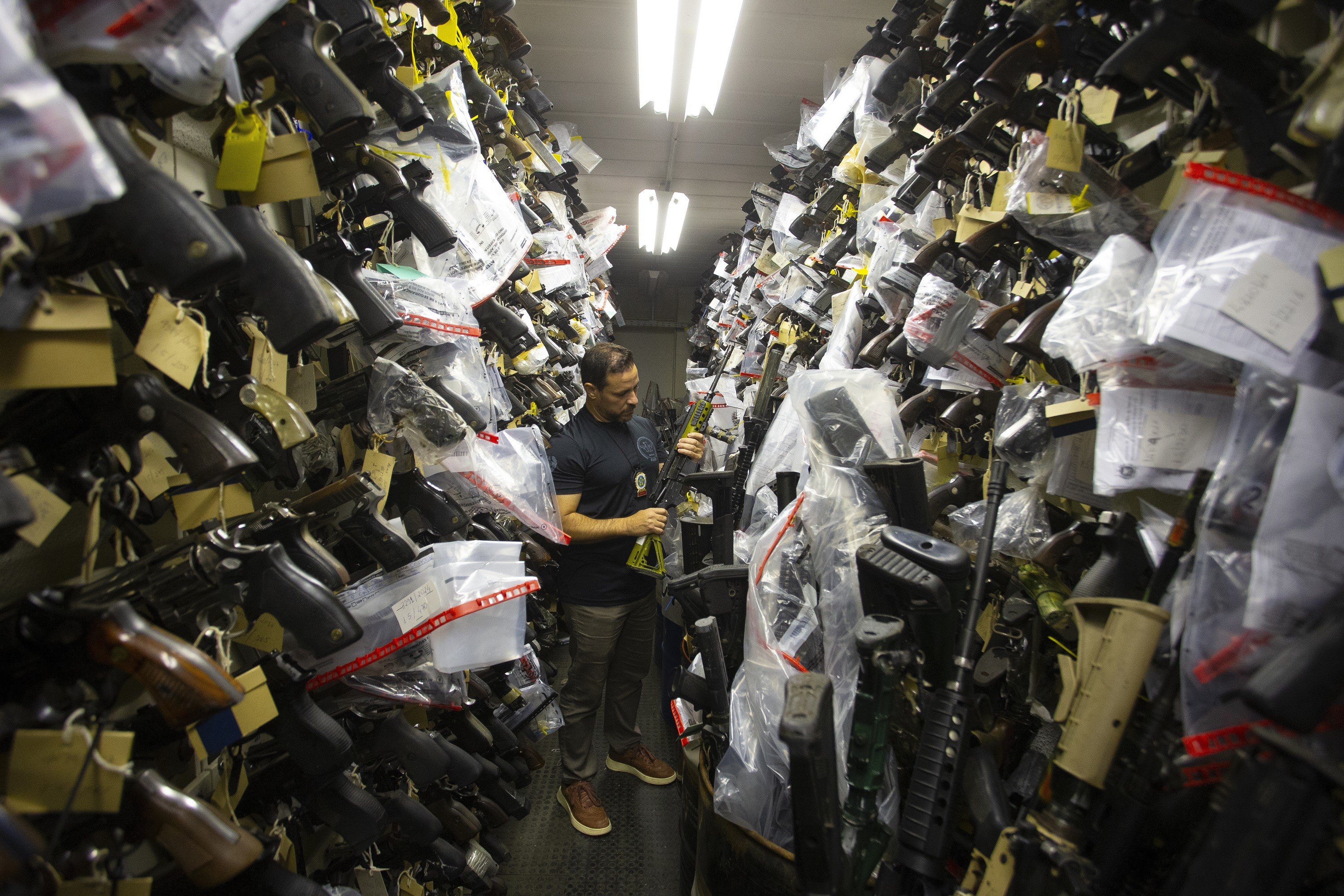Governo Lula prepara decreto contra 'fábricas ghost' de armas