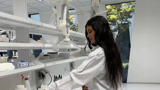 Kylie Jenner mente sobre seguir protocolos de segurança em laboratório de maquiagem
