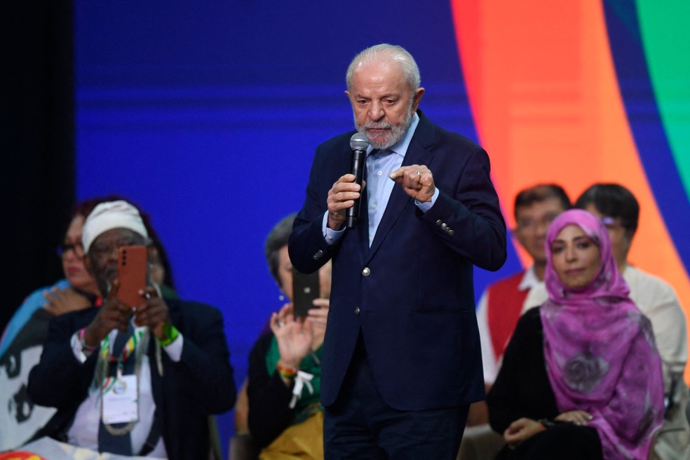 O presidente Luiz Inácio Lula da Silva discursa no encerramento do G20 Social — Foto: Daniel Ramalho/AFP