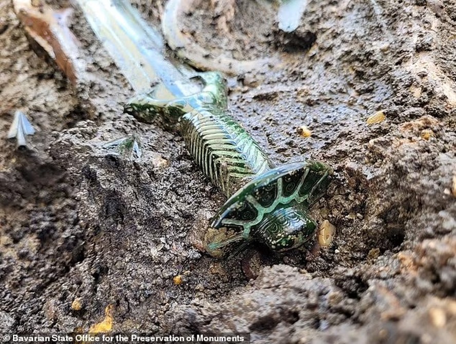 Arqueólogos encontram uma espada da Idade do Bronze em cemitério na Alemanha