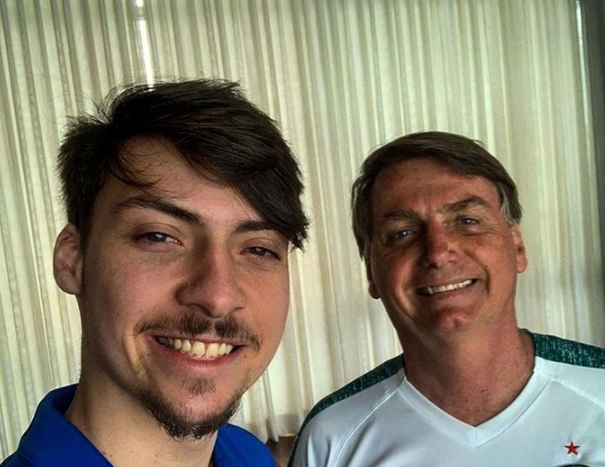 Filho 04 de Bolsonaro, mais votado em Camboriú, fez campanha com ...