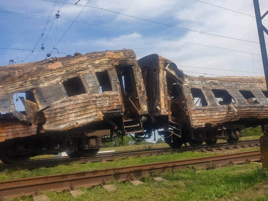 Menino usa trem de brinquedo para testar segurança sobre trilhos