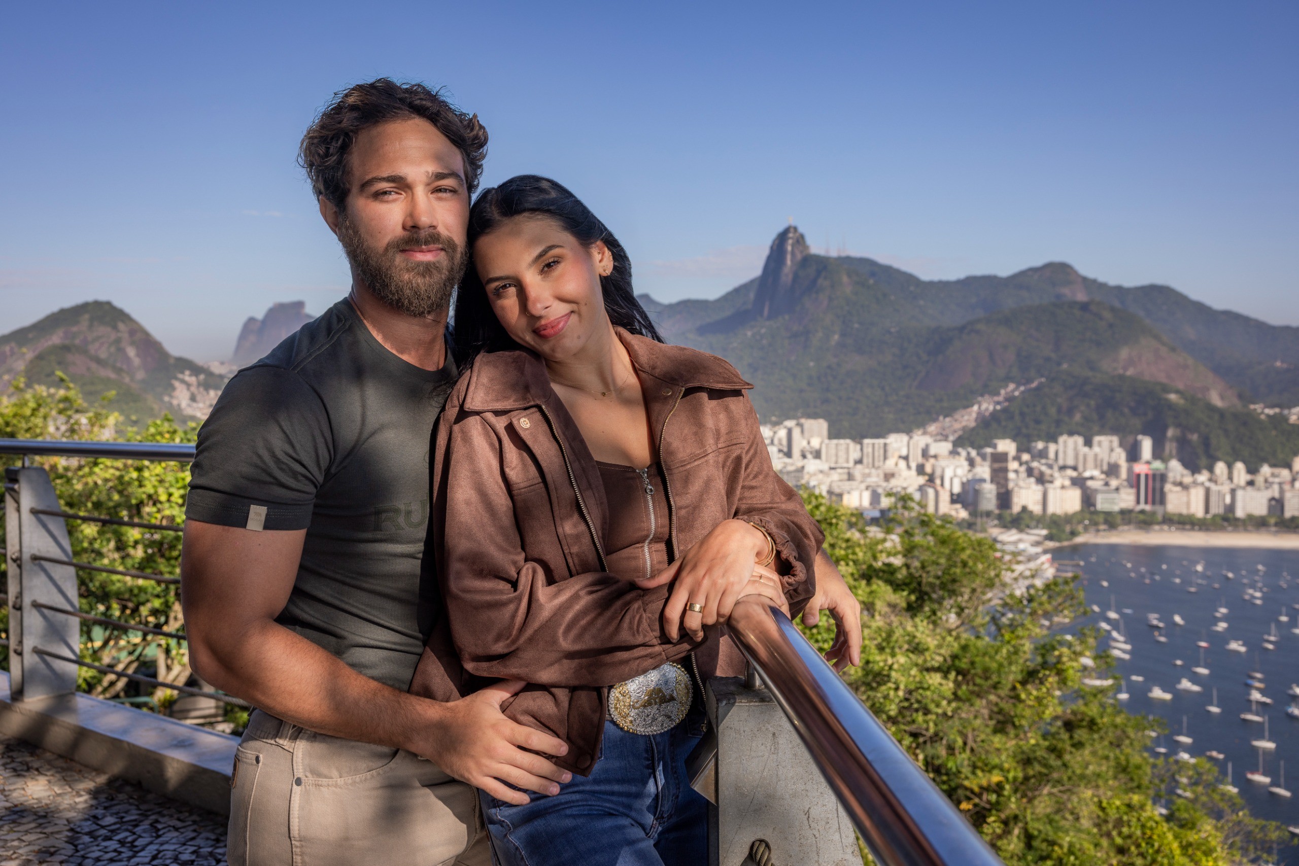 Em gravação de 'Coração acelerado' com André Luiz Frambach, Ana Castela visita o Morro do Pão de Açúcar pela primeira vez