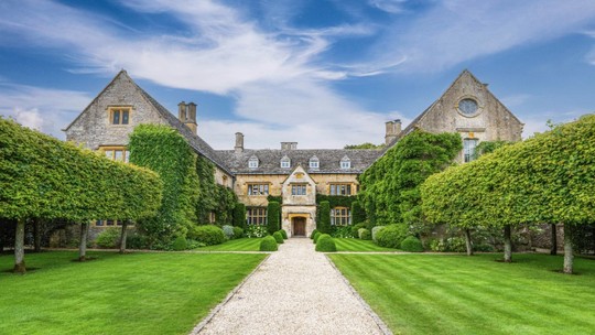 Conheça a mansão inglesa visitada pela rainha Elizabeth I que está à venda por R$ 88 milhões. Veja fotos