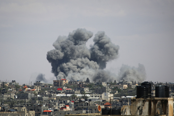Fumaça de explosão no leste de Rafah, nesta segunda-feira