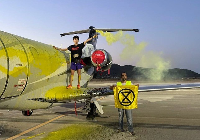 Ativistas do grupo ambientalista 'Futuro Vegetal' são presos após 'tingirem' jato de luxo no aeroporto de Ibiza — Foto: Divulgação/Futuro Vegetal