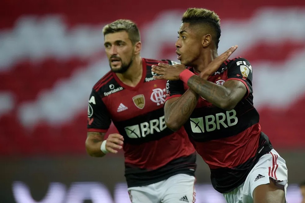 Arrascaeta e Bruno Henrique, em 2020 — Foto: Divulgação Conmebol