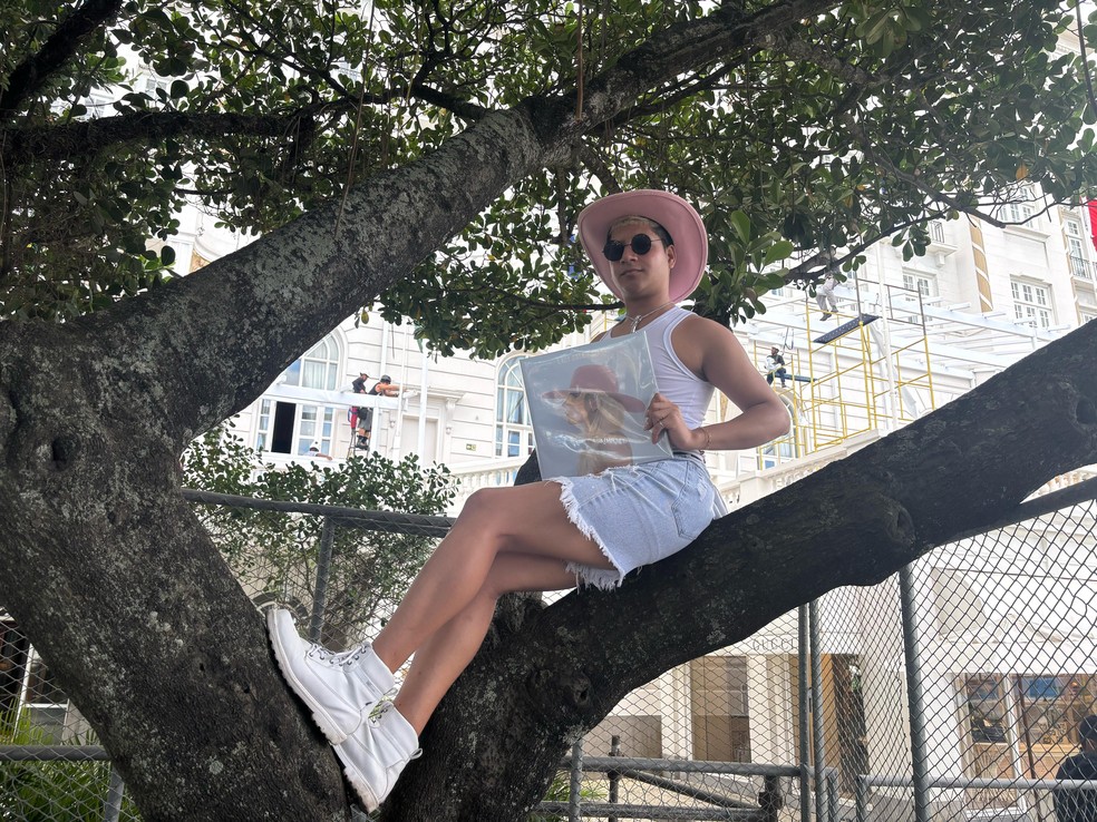 Cantoria, gritos de ‘eu te amo’ e leques ao ar: fãs fazem barulho por ...