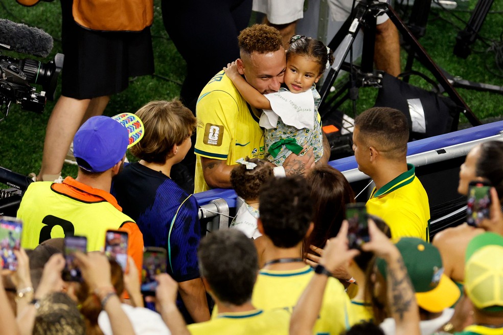 Neymar com as filhas, o filho Davi Lucca e a esposa Bruna Biancardi — Foto: AFP