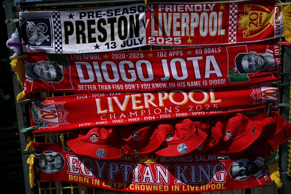 Faixa em homenagem a Diogo Jota à venda — Foto: Oli Scarff / AFP