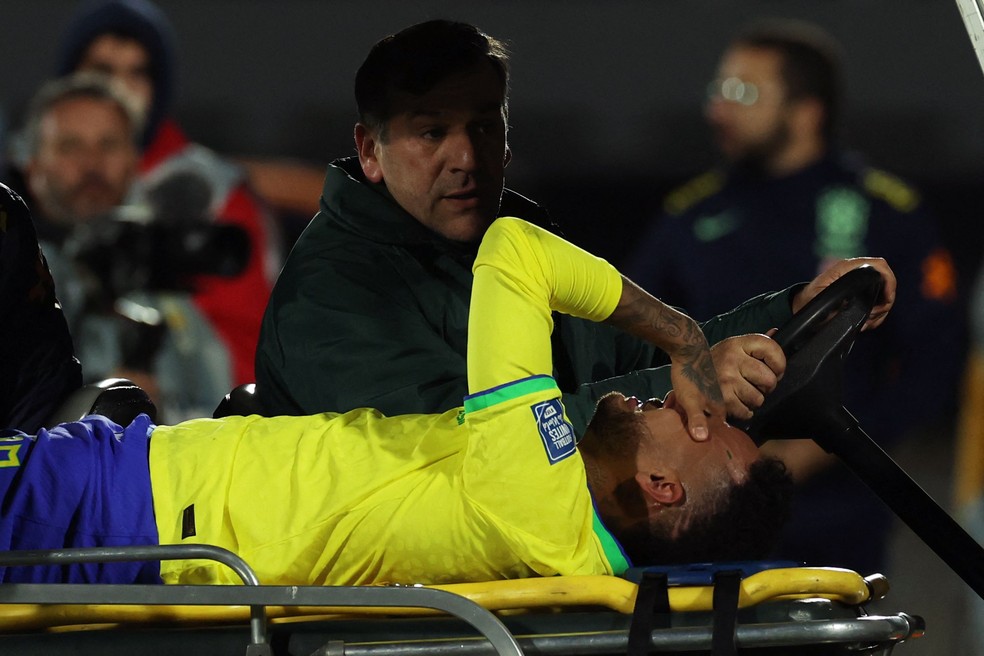 Neymar deixa o gramado de Brasil e Uruguai aos prantos — Foto: Pablo PORCIUNCULA / AFP