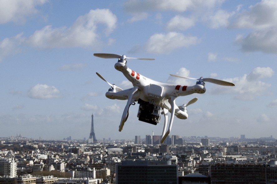 Drone voa sobre Saint-Cloud, com a Torre Eiffel à vista.
