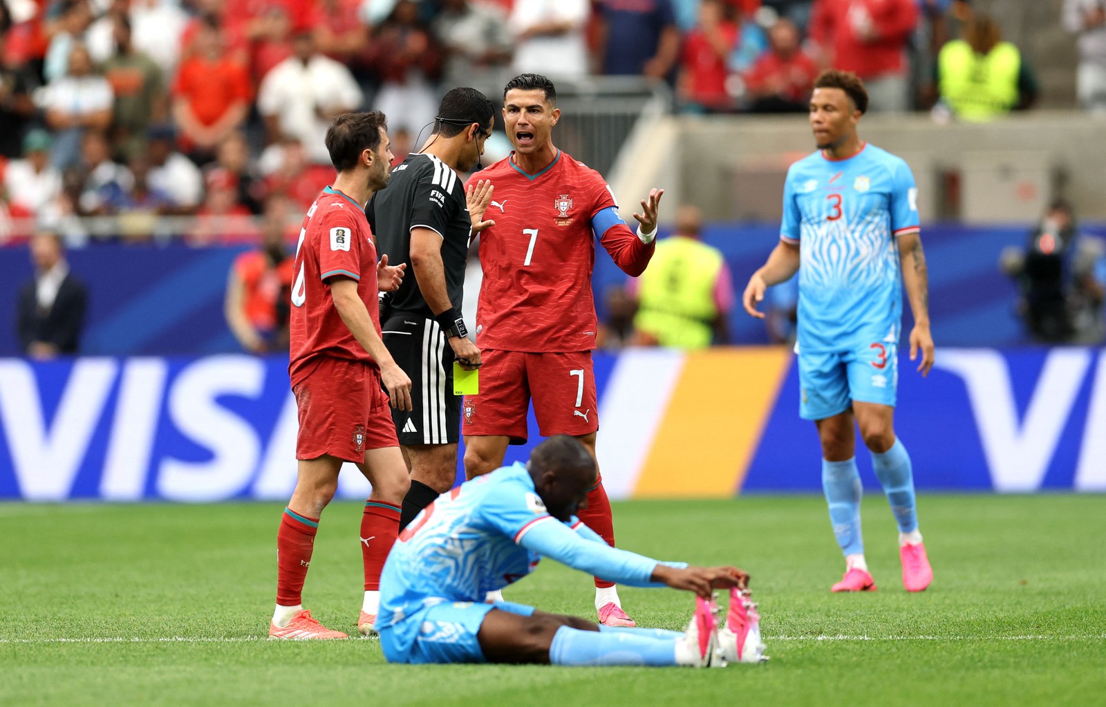 Cristiano Ronaldo discute com o árbitro — Foto: Getty Images via AFP